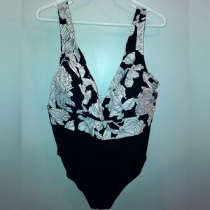 Black & White women's floral halter neck swimsuit size 2x EUC